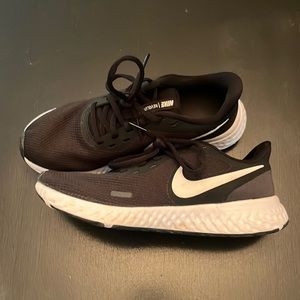 Black Nike Revolution 5